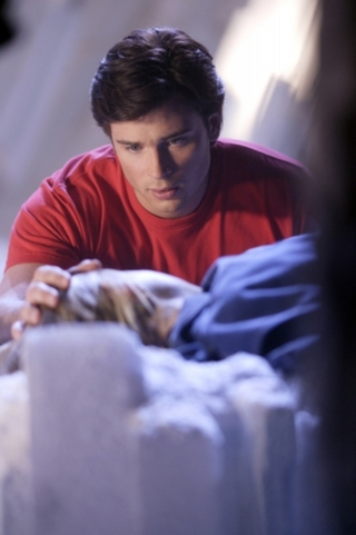 Illustration for article titled Spoilery Pics From Lost, Heroes, Terminator And Smallville